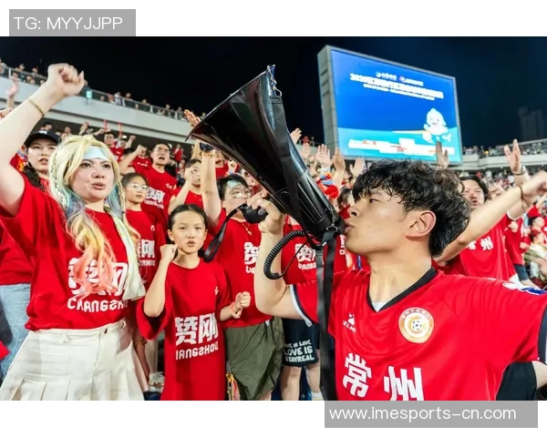 足球巨星温情瞬间赛场比心动作打动无数球迷心弦